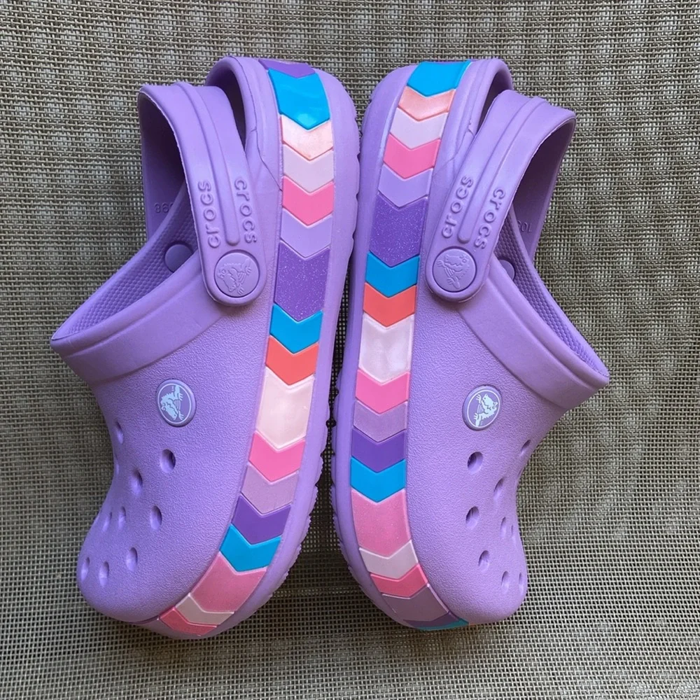 NWT CROCS (Sz-GS Kids/J1-2)Super Cute Purple Sandals w/Colorful Border Accent💜🩷